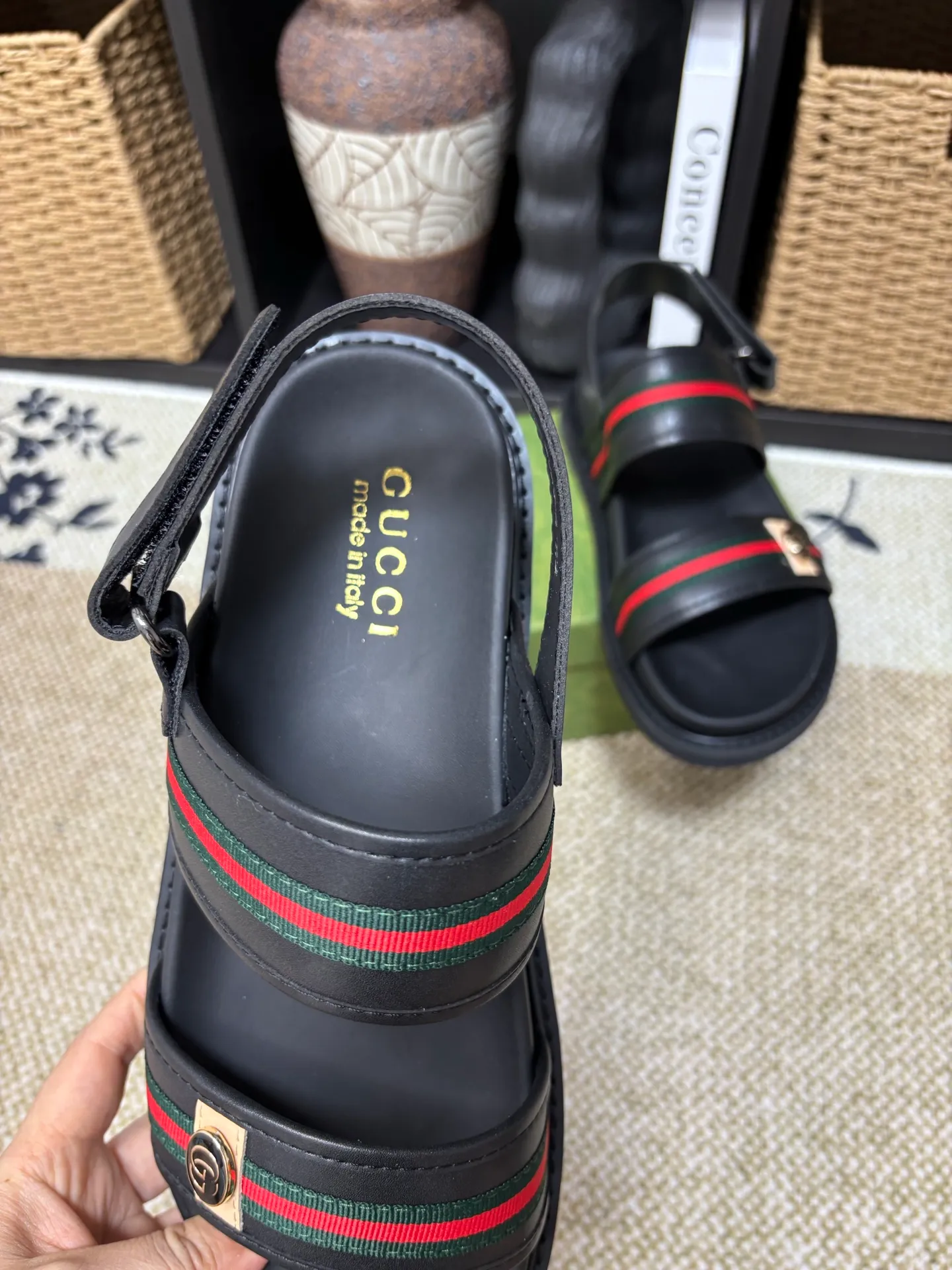 Factory 💰 300 yuan Gucci slippers] high-end men's shoes brand official website 1:1 latest masterpiece: original mold customization, the fabric is made of imported original materials, upgraded outsole, lighter and non-slip. The market's top quality, simple yet tasteful, a must-have for fashionistas, fashionable at your feet, full of confidence, the same style at the counter 👍The season of summer slippers is here. Code: 38-45 (45 customized)